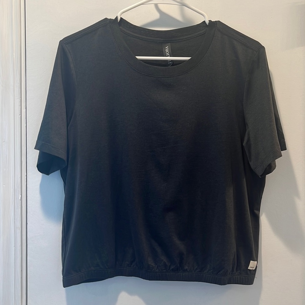 Vuori charcoal grey tee with elastic hem size large!!